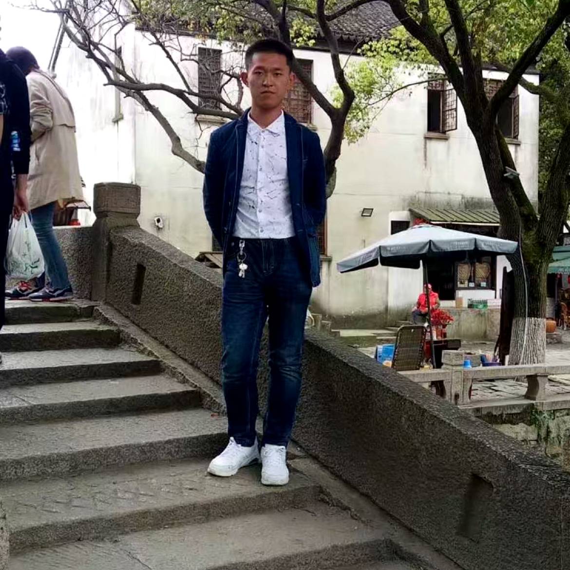 太阳深拥受伤的照片