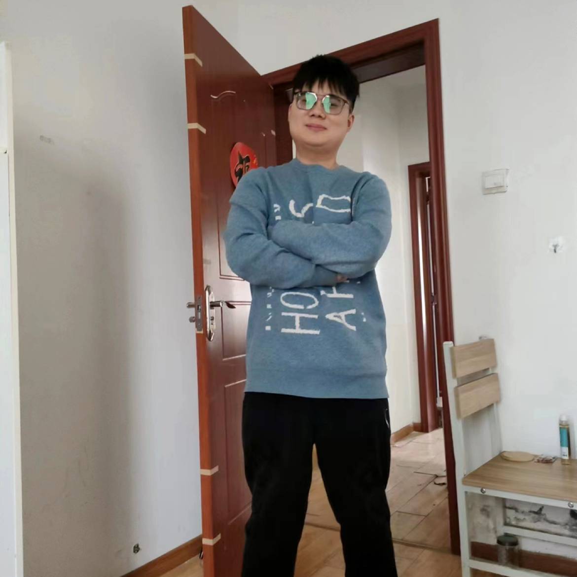不扶方向盘的照片
