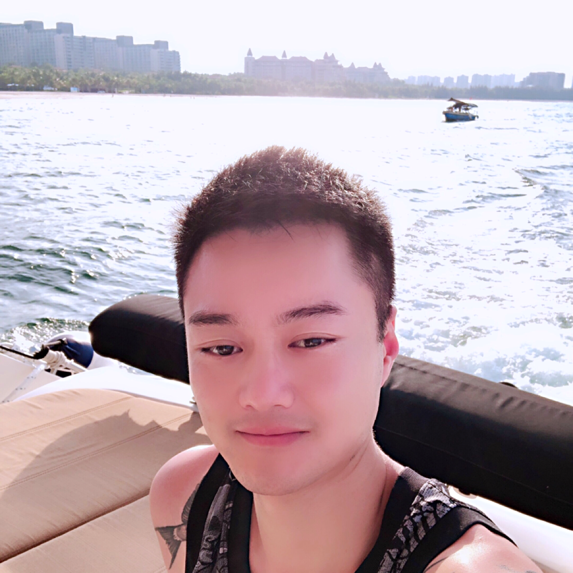 鲤鱼保卫小鸭子的照片