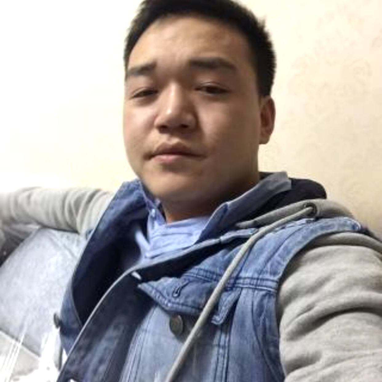 骑驴飆奥迪的照片