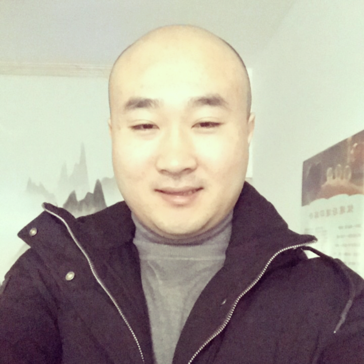 暖光迎背后的照片