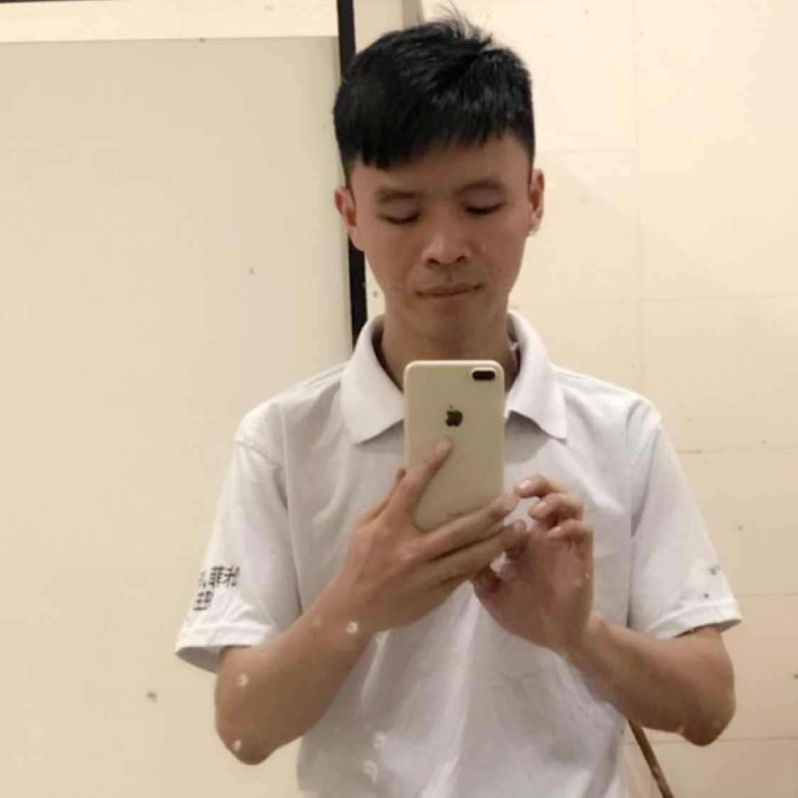 酸奶拿错落的照片