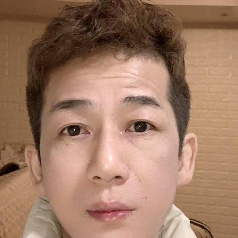 痴情蹙眉电灯胆的照片