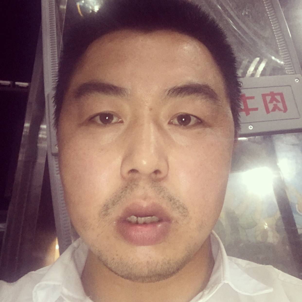 坚定拿火龙果的照片