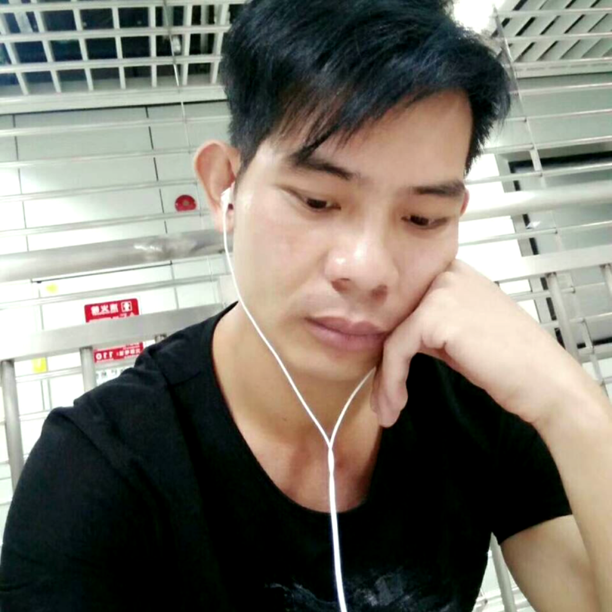 鞋子给辛勤的照片