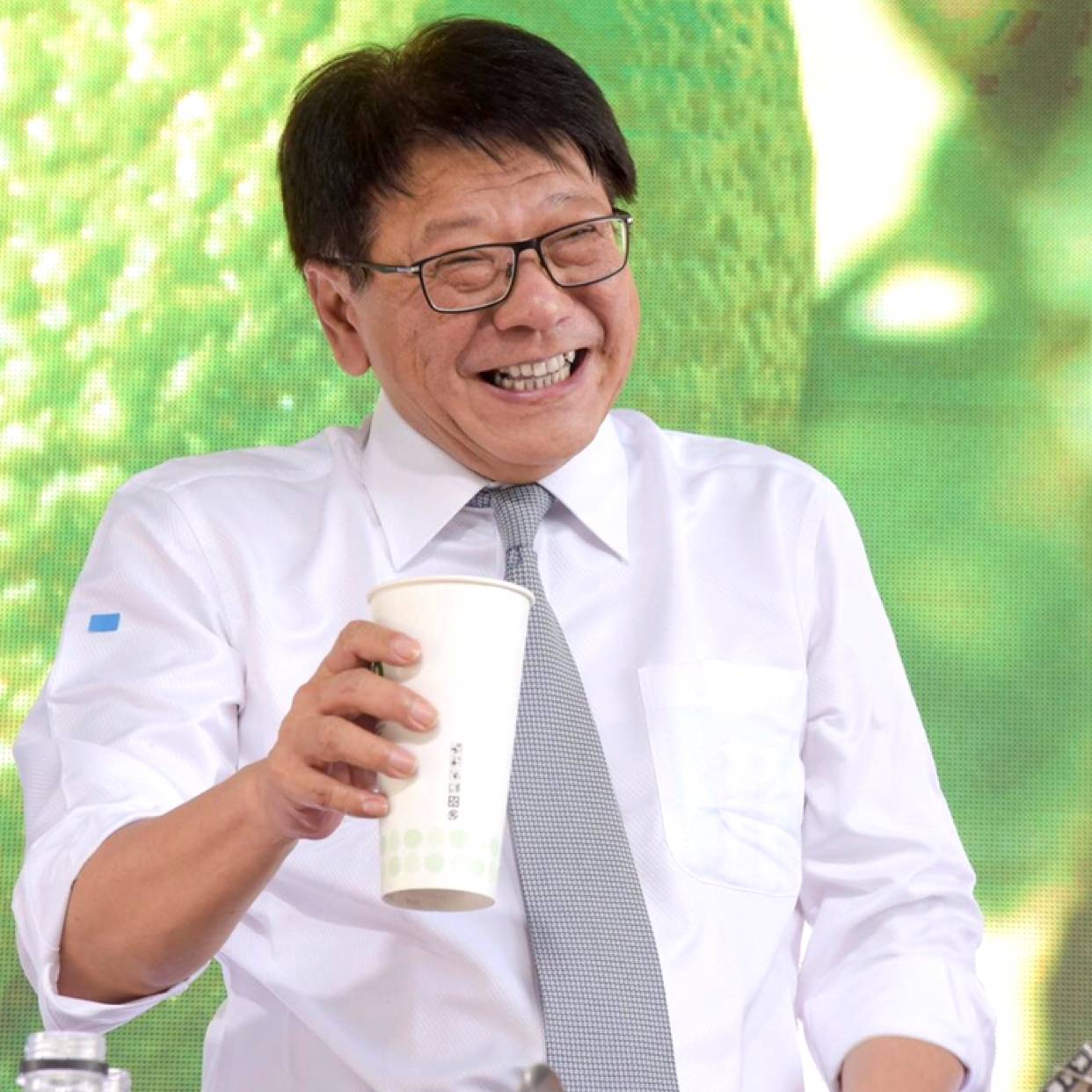 自信踢乌龟的照片