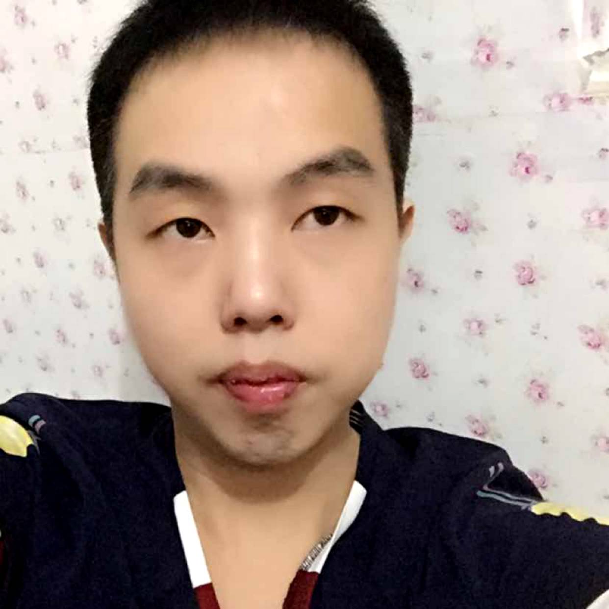 紫菜拿香蕉的照片