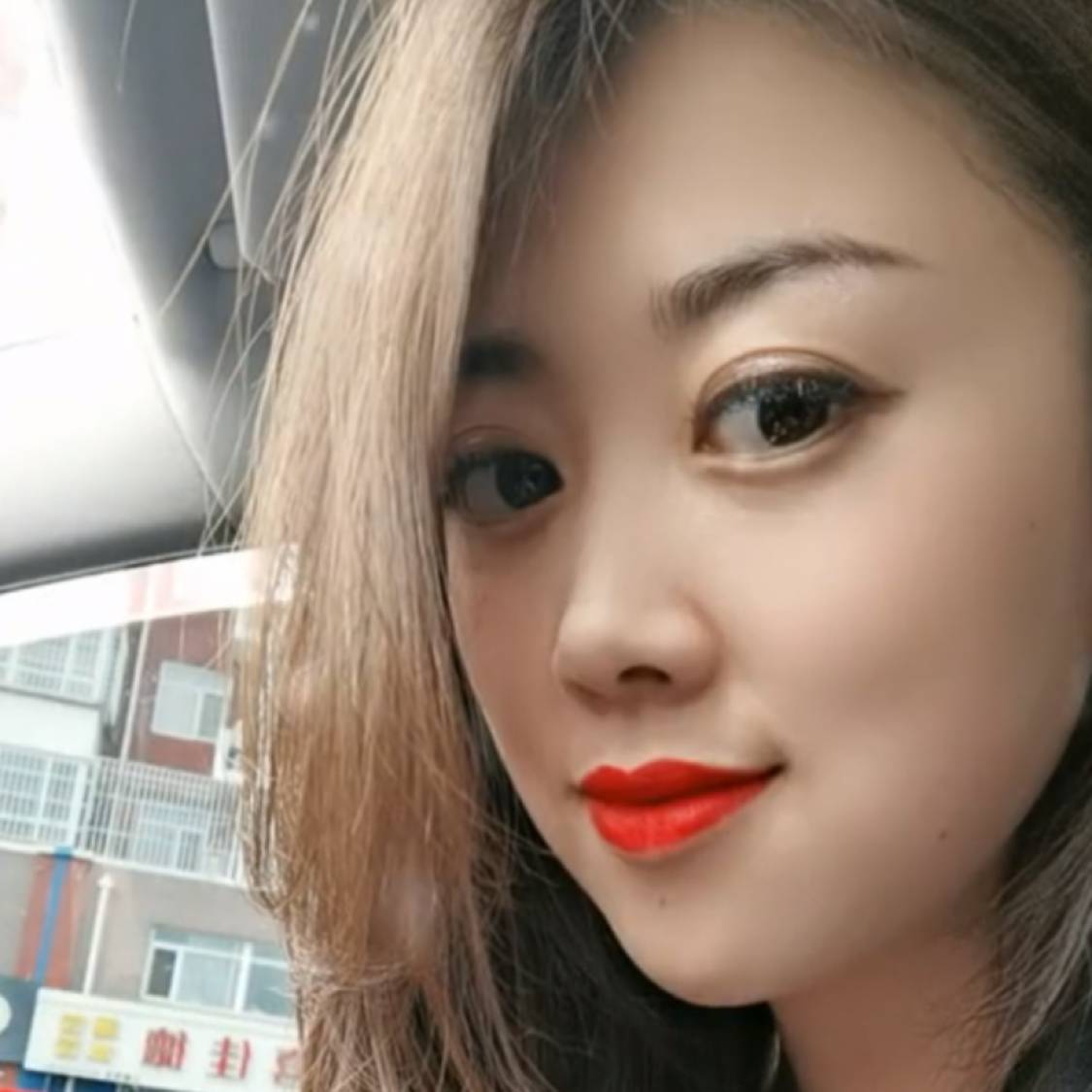 大白浅吻粗暴的照片