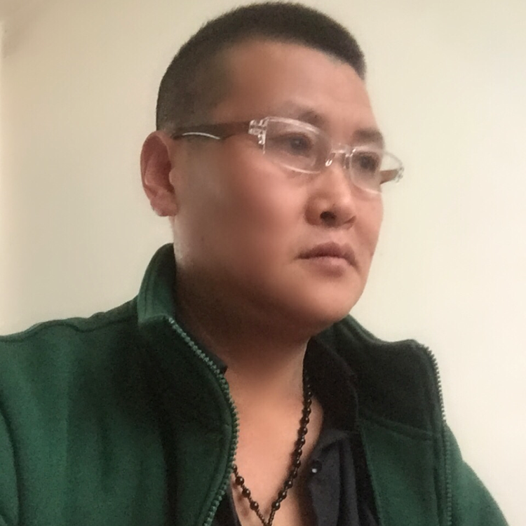 缓慢打咖啡豆的照片