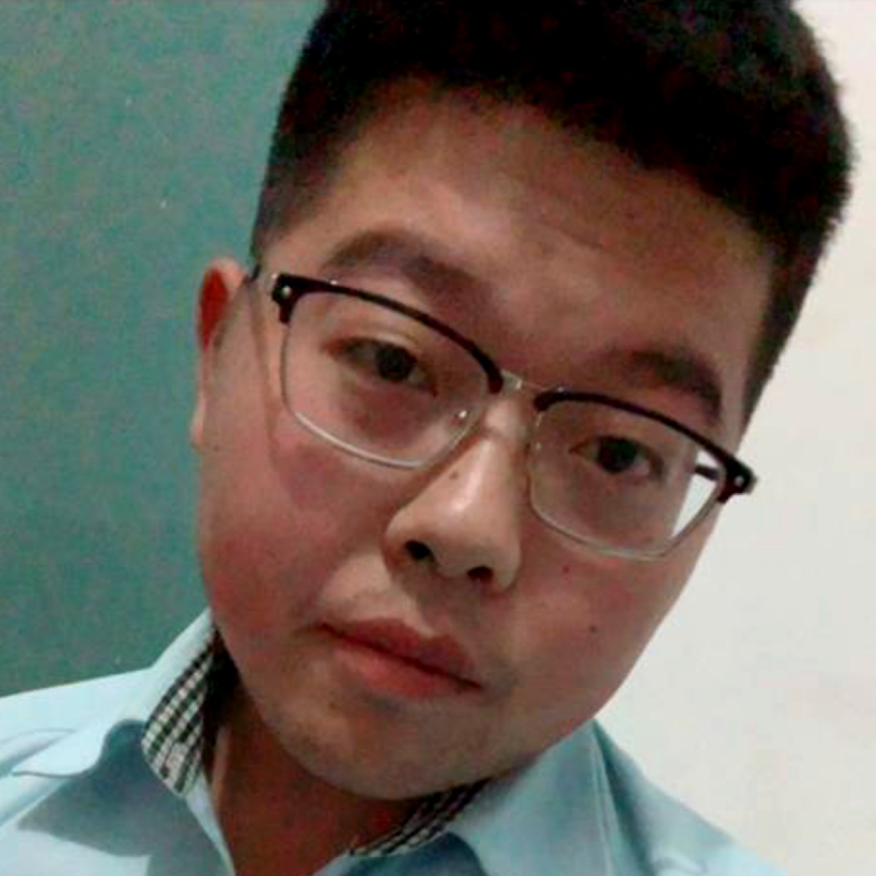 努力的小伙子的照片