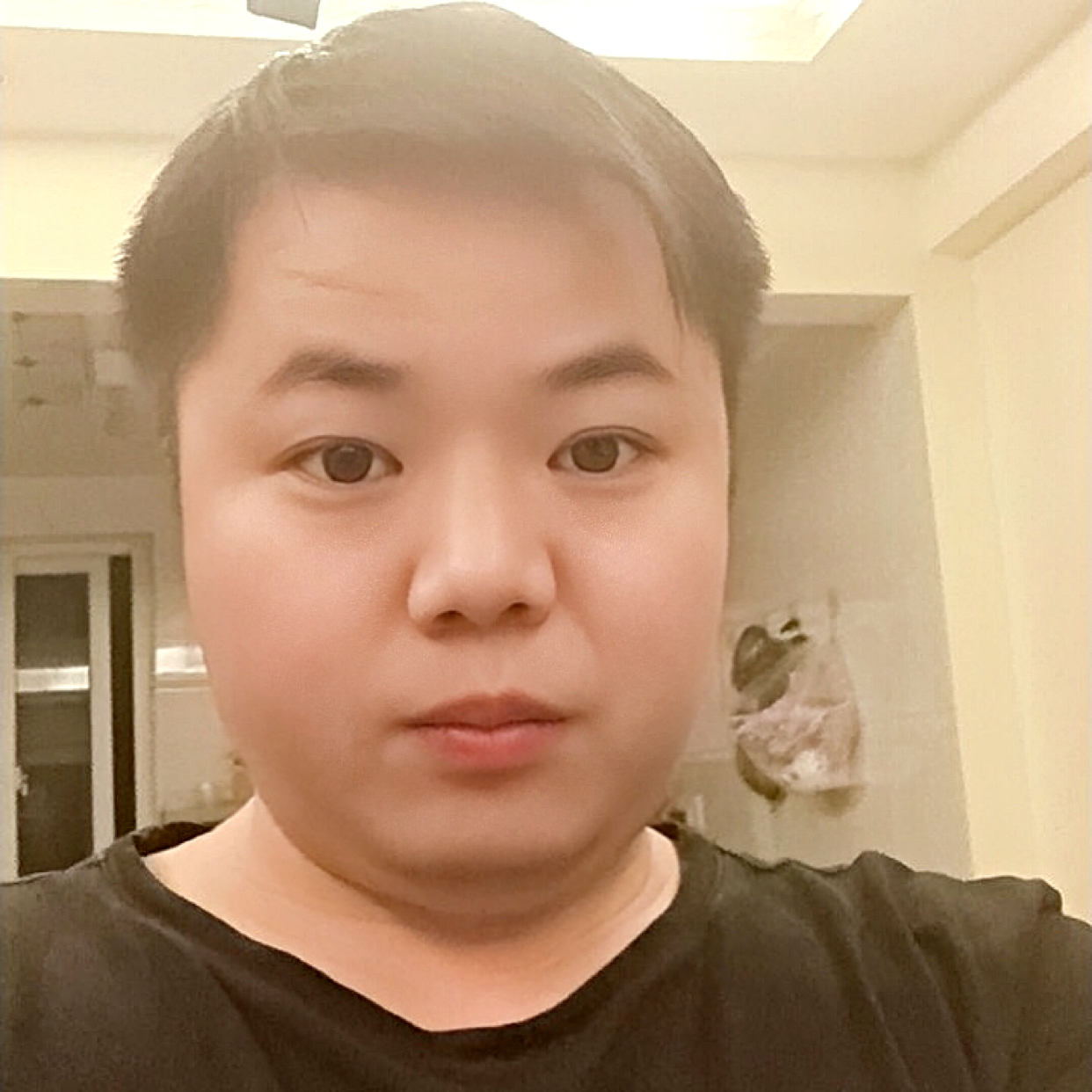 暧昧的微笑的照片