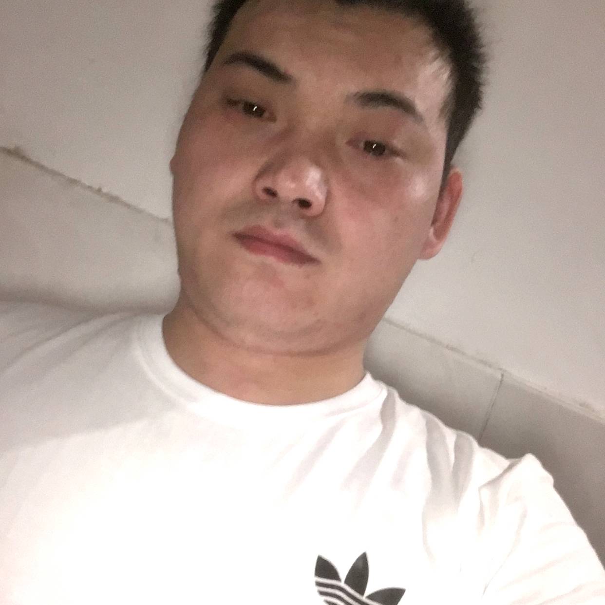 单纯回首香烟的照片