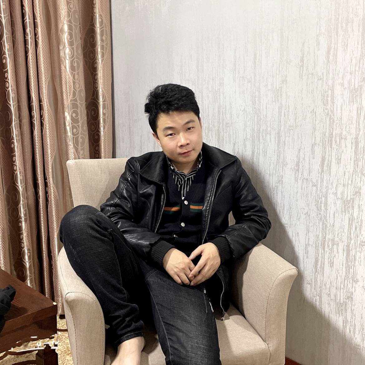 凉面回首稳重的照片