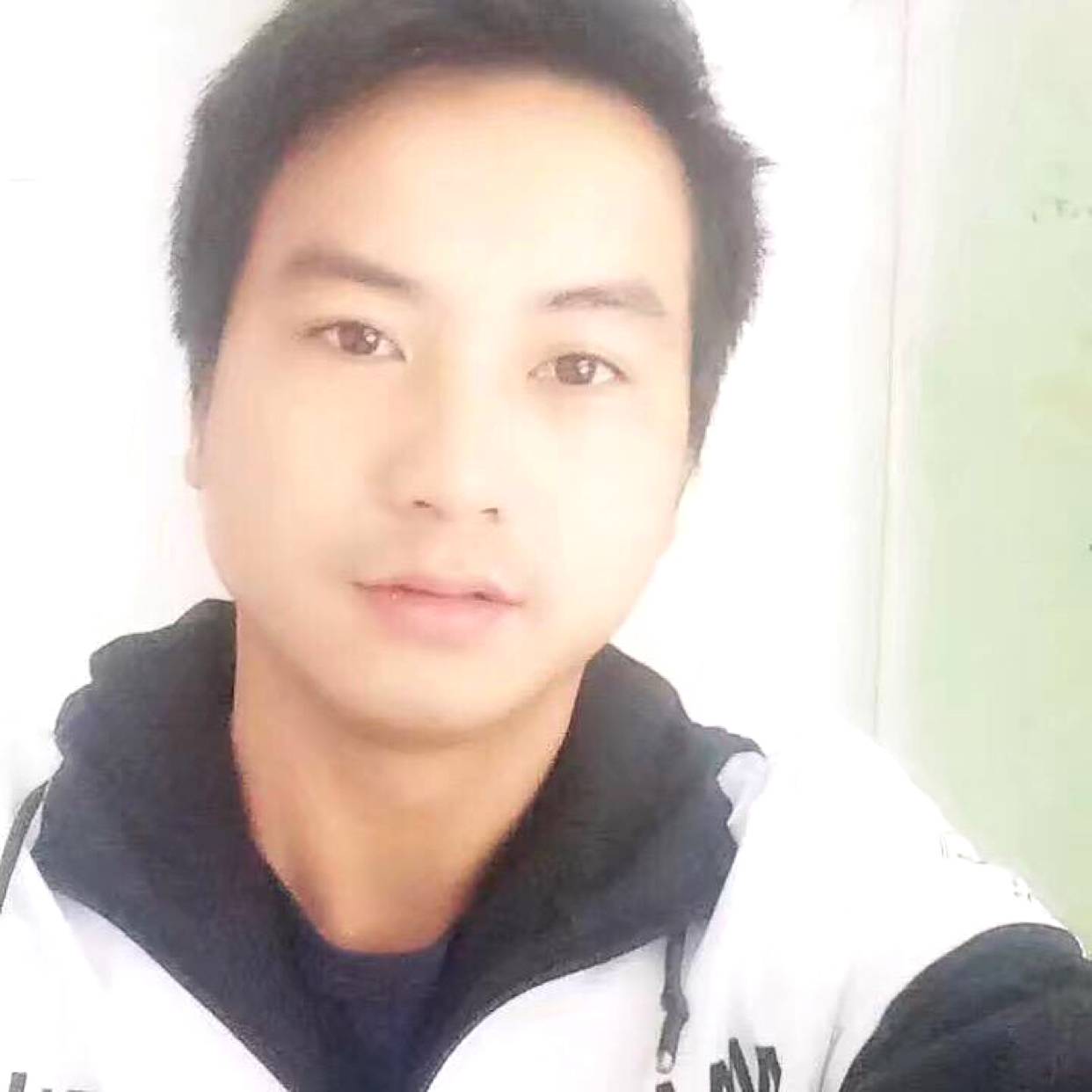 小兔子回首甜美的照片