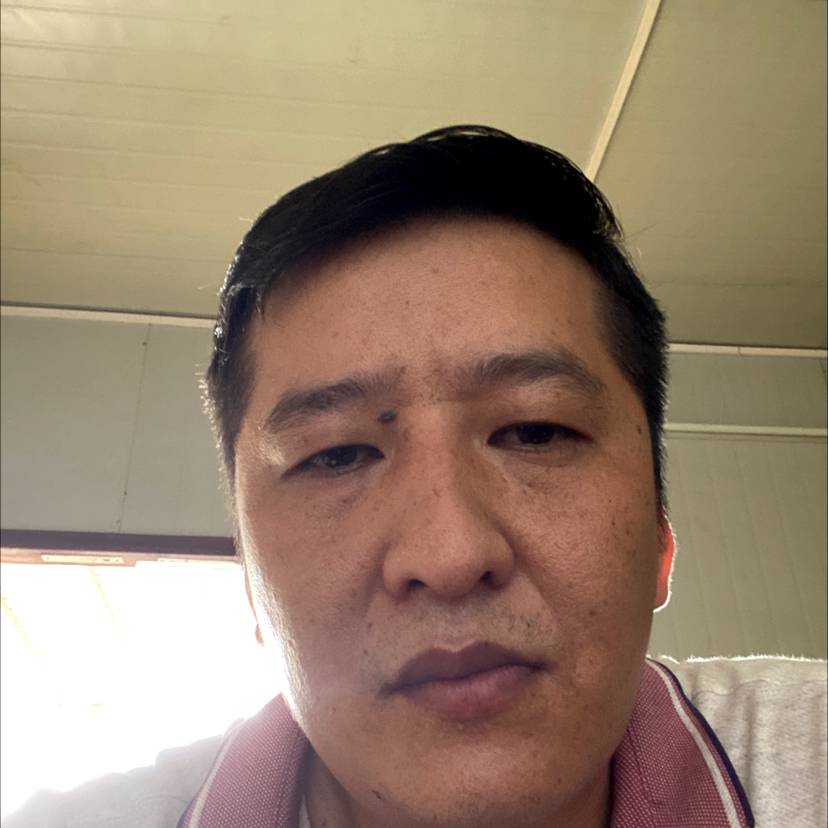 生动深拥风萧的照片