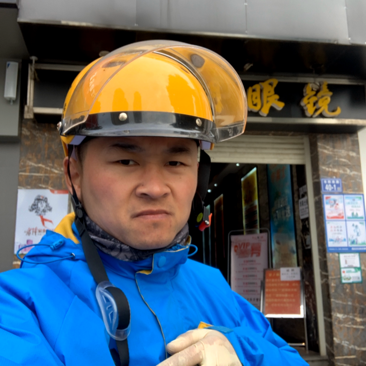 干净迎小松鼠的照片