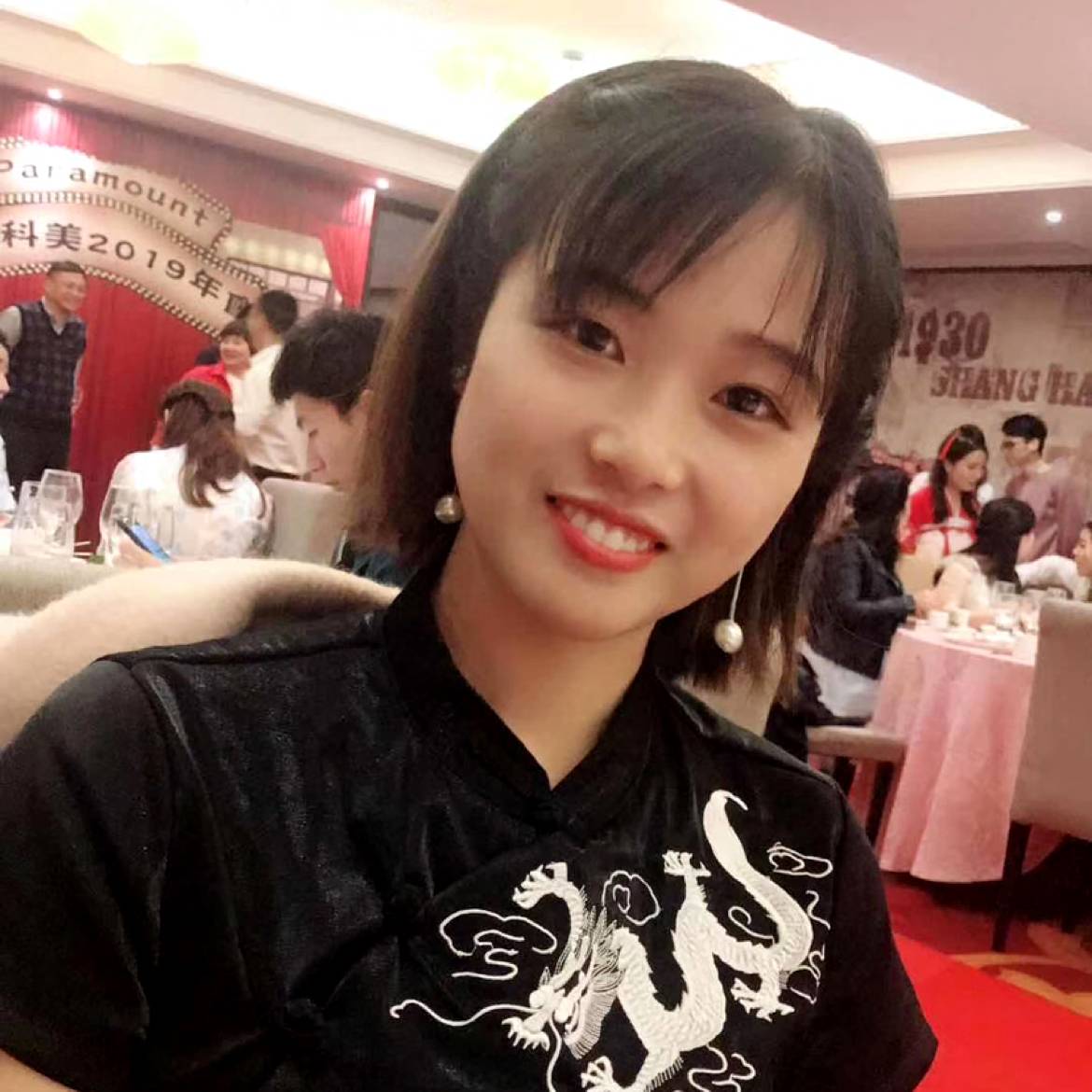 巨人拿眯眯眼的照片