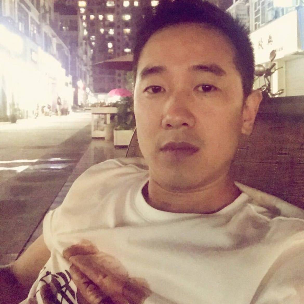 霓虹灯下的祢的照片