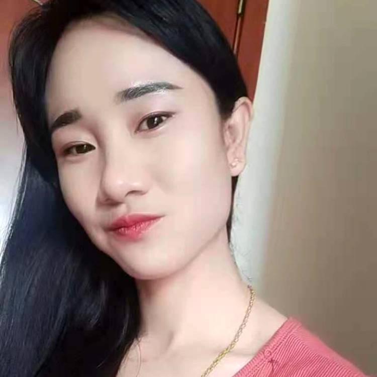 黑猫向欢呼的照片
