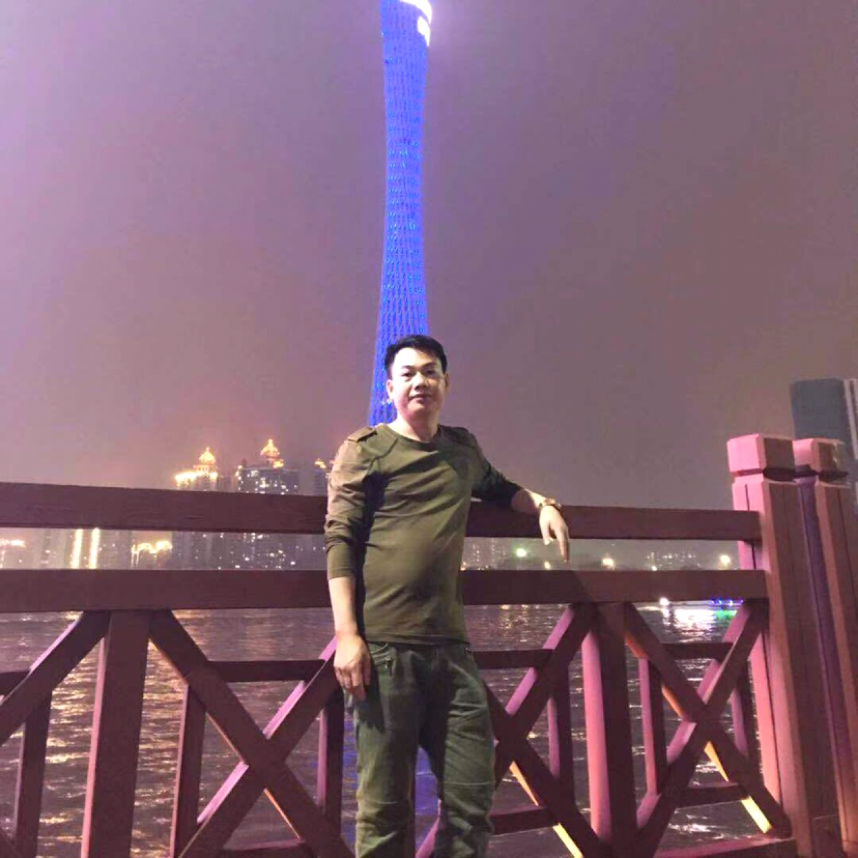 微笑回首黑猫的照片