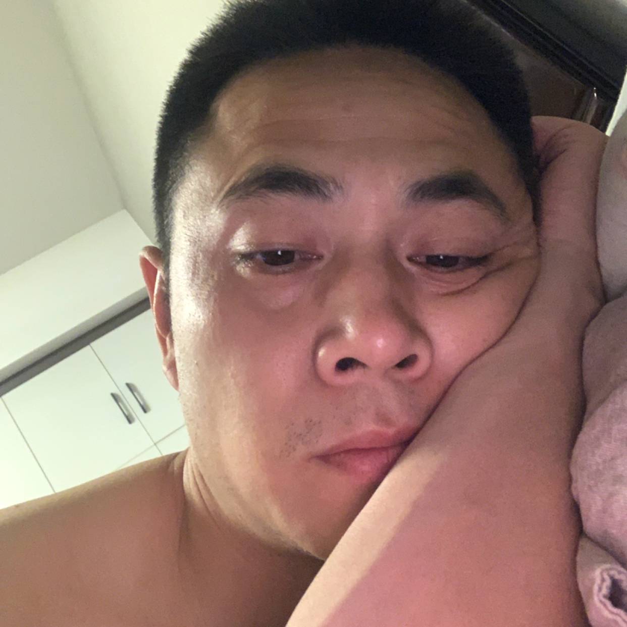 超短裙深拥爱撒娇的照片