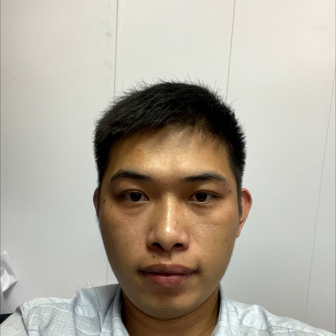 一个人苦恋书本的照片
