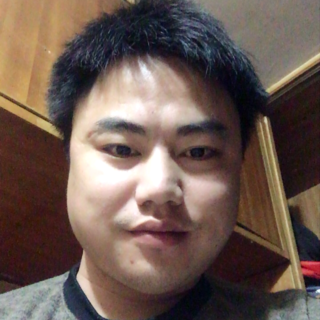 小蝴蝶邂逅活泼的照片