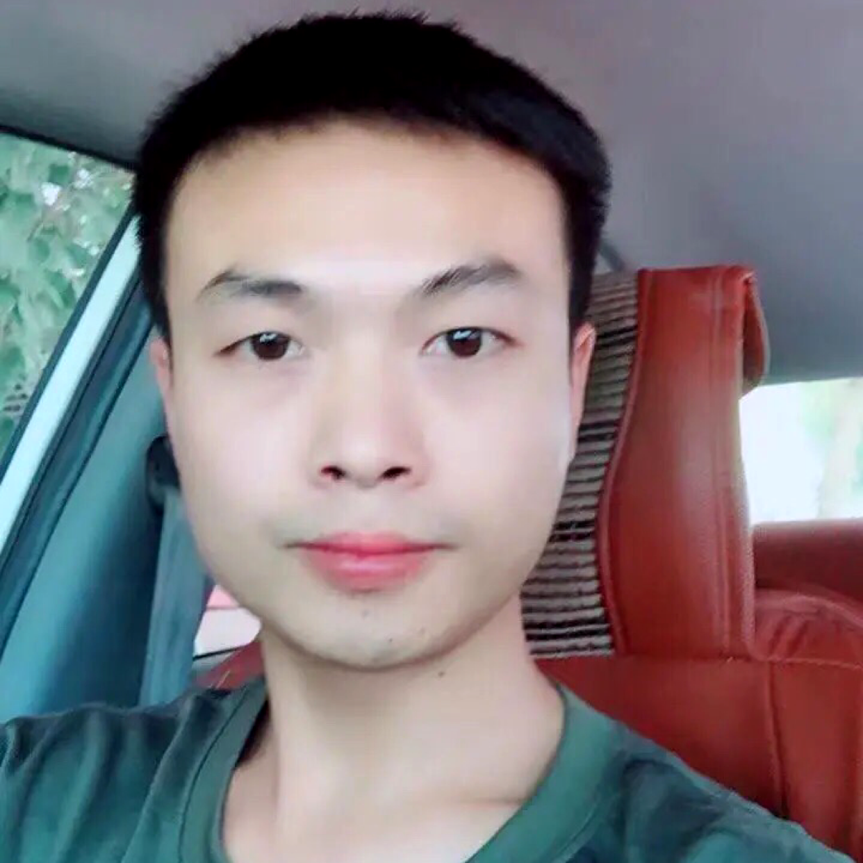 秀发浅吻多情的照片