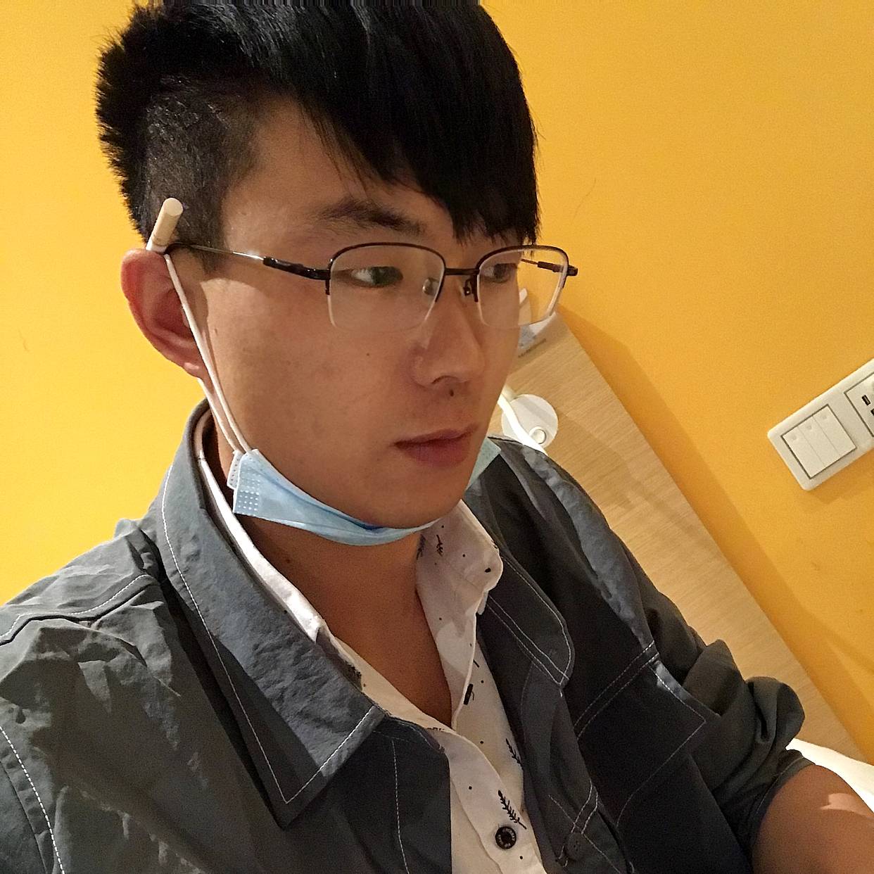 明亮挽手尊云的照片