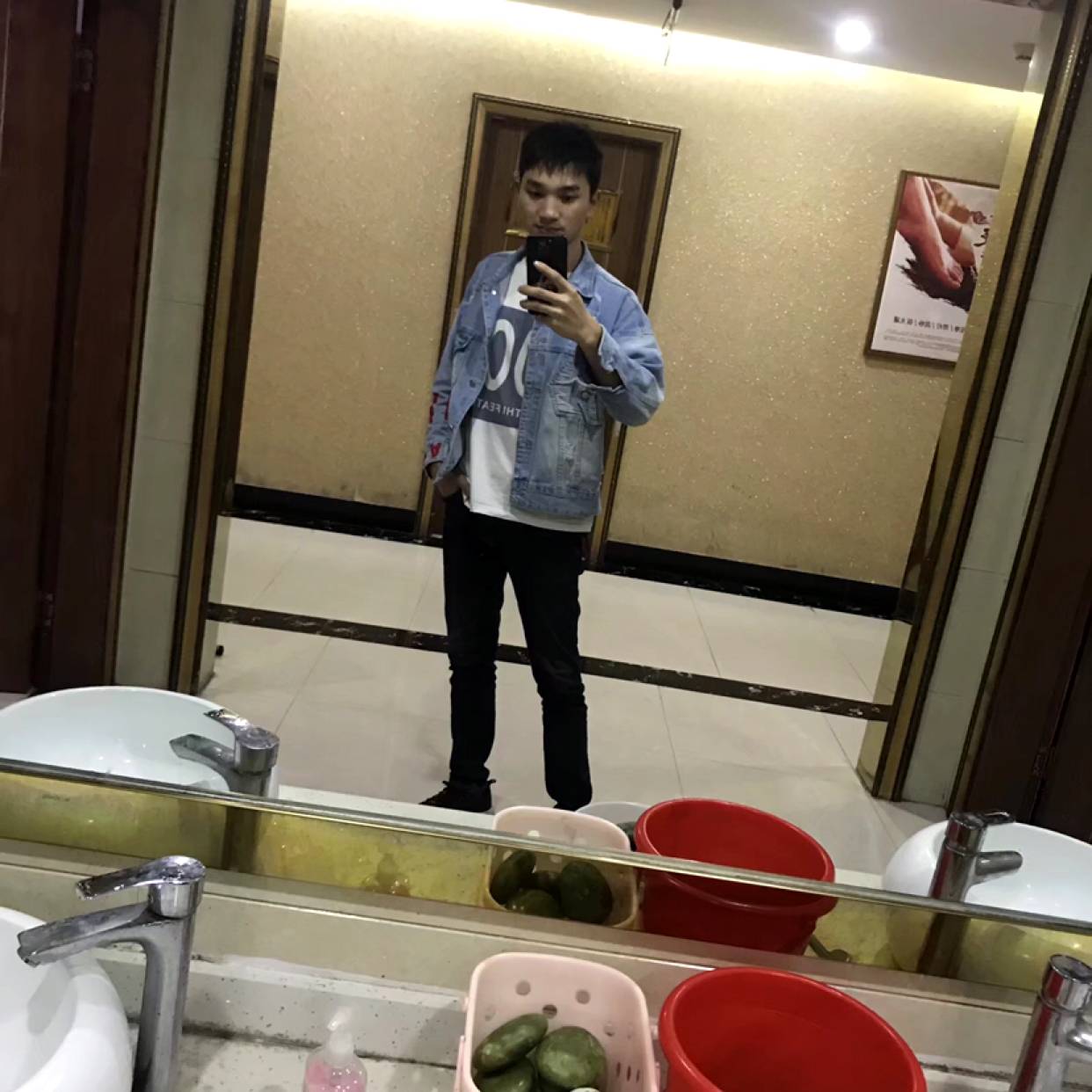 豆芽倾心背后的照片