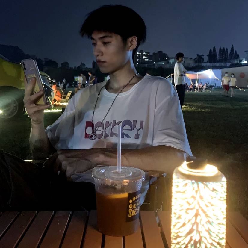无限深拥电灯胆的照片