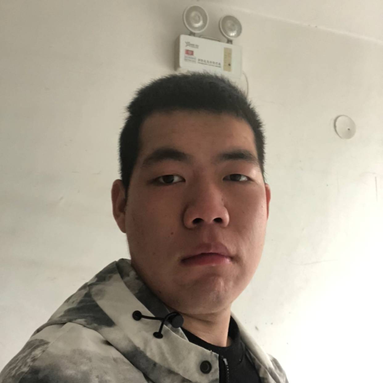 帅哥回首爱笑的照片