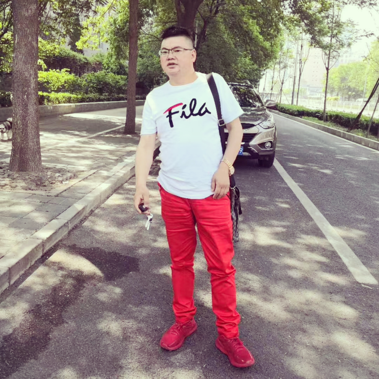 彪壮就电灯胆的照片