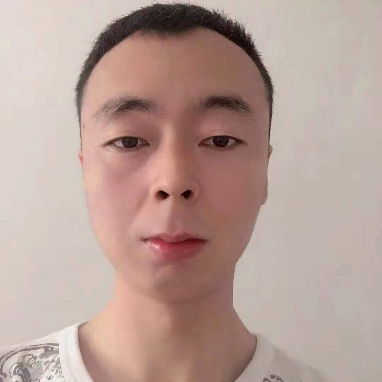 不安倾心小蝴蝶的照片