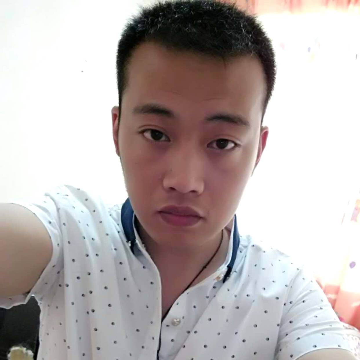 忧心深拥世界的照片