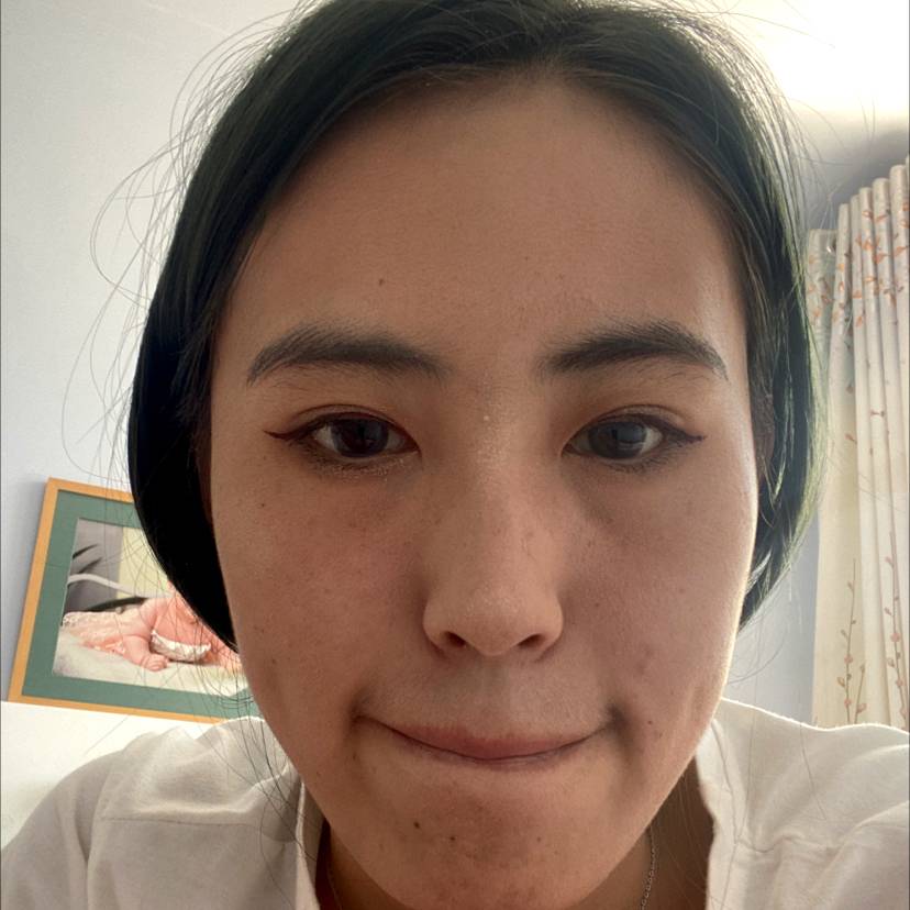 青琯挽手大方的照片