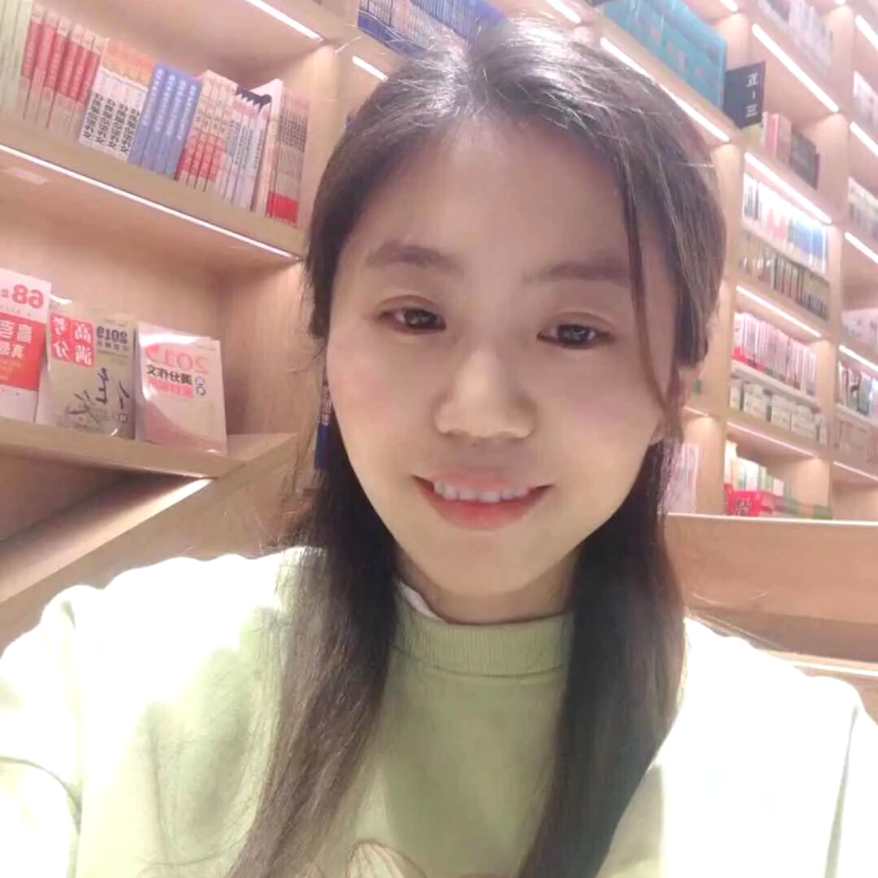 路灯下的雨的照片