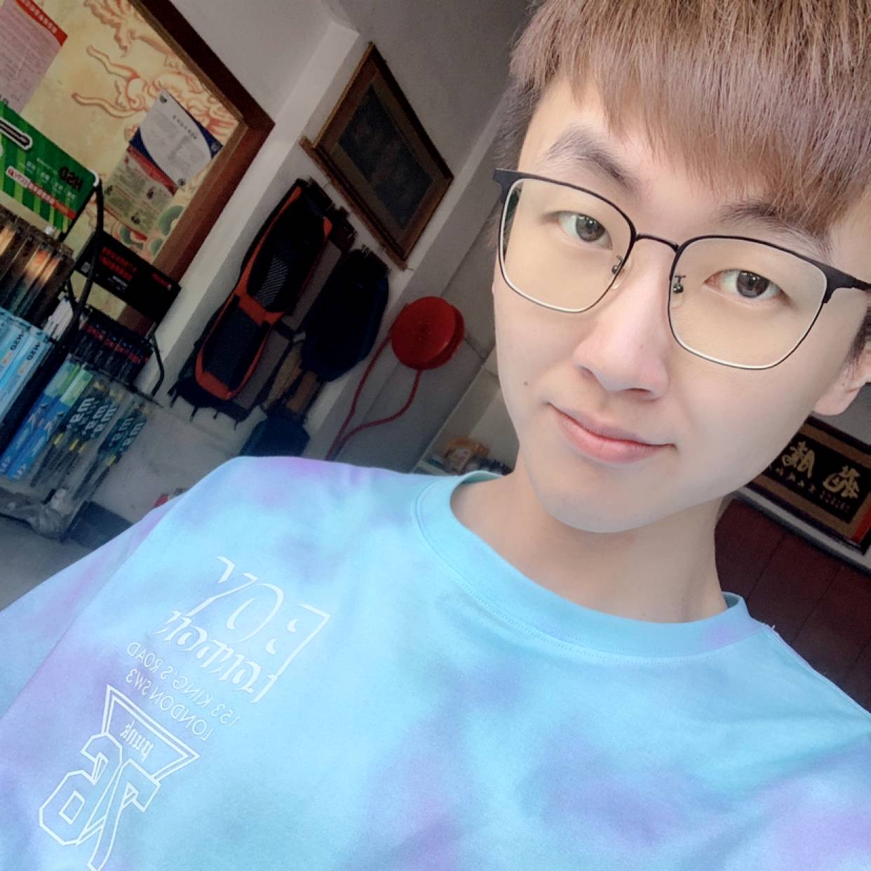 欣喜扯耳机的照片