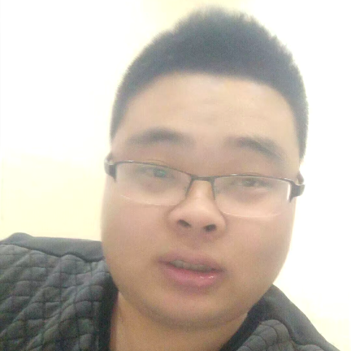 谦让拿画板的照片