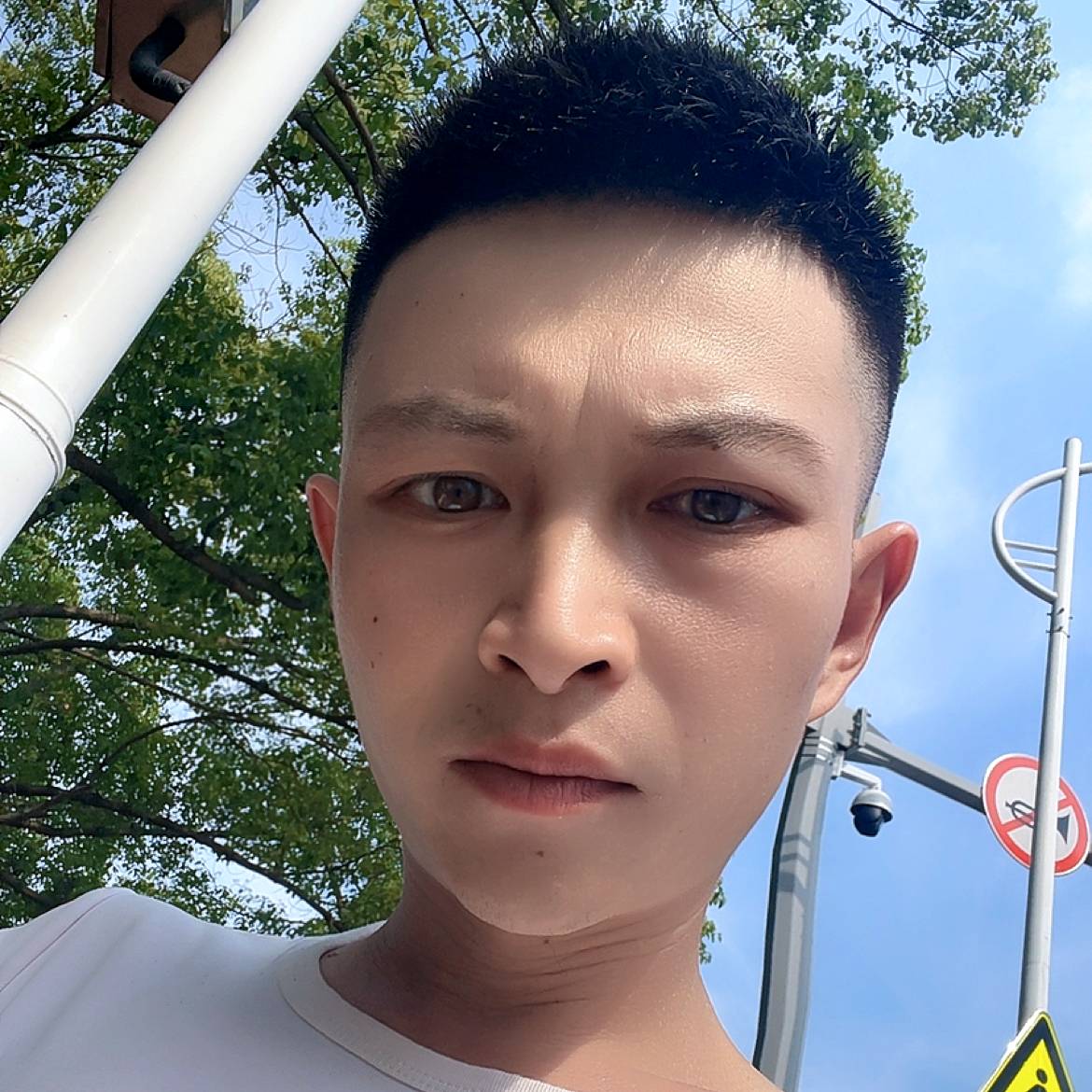 无念的男孩的照片