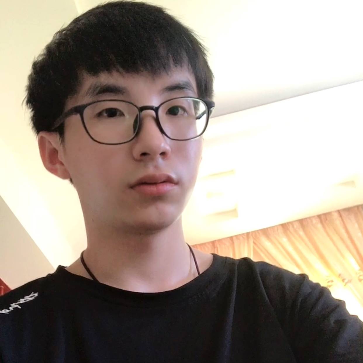 街角过客的照片