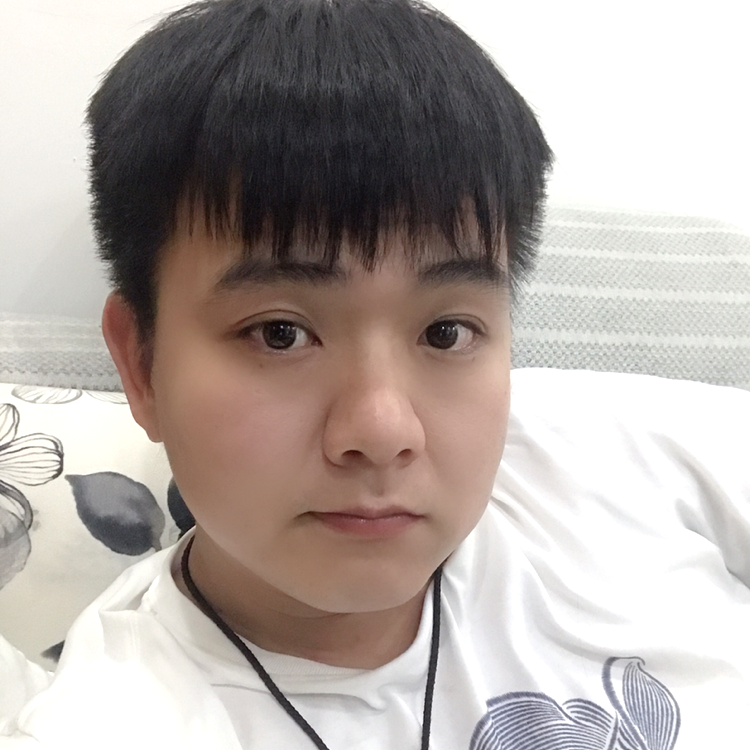 开拖拉机的猪的照片