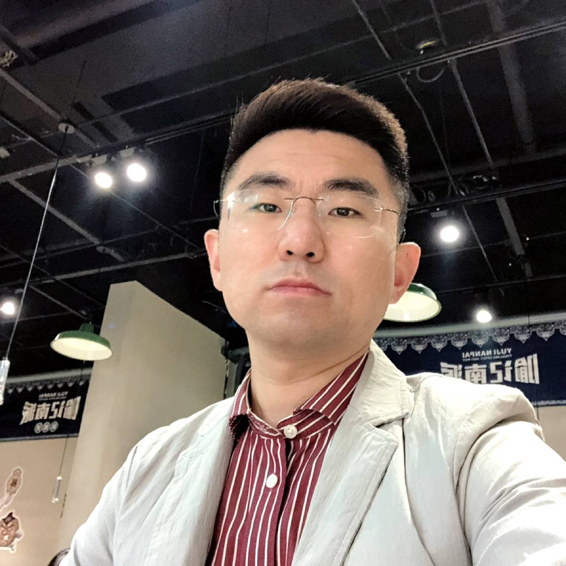 单纯回眸老鼠的照片