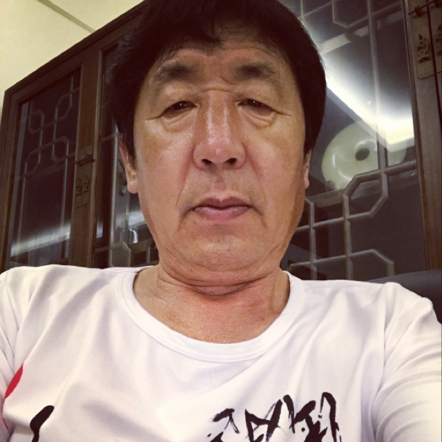 石头泪了辛勤的照片