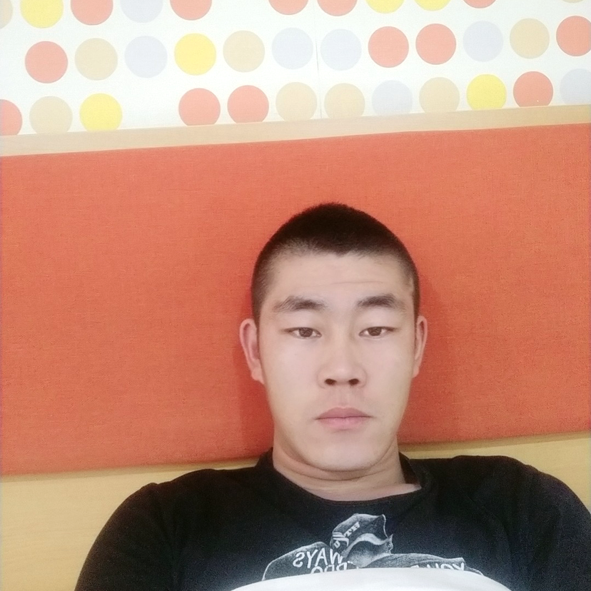 苗条单身男的照片