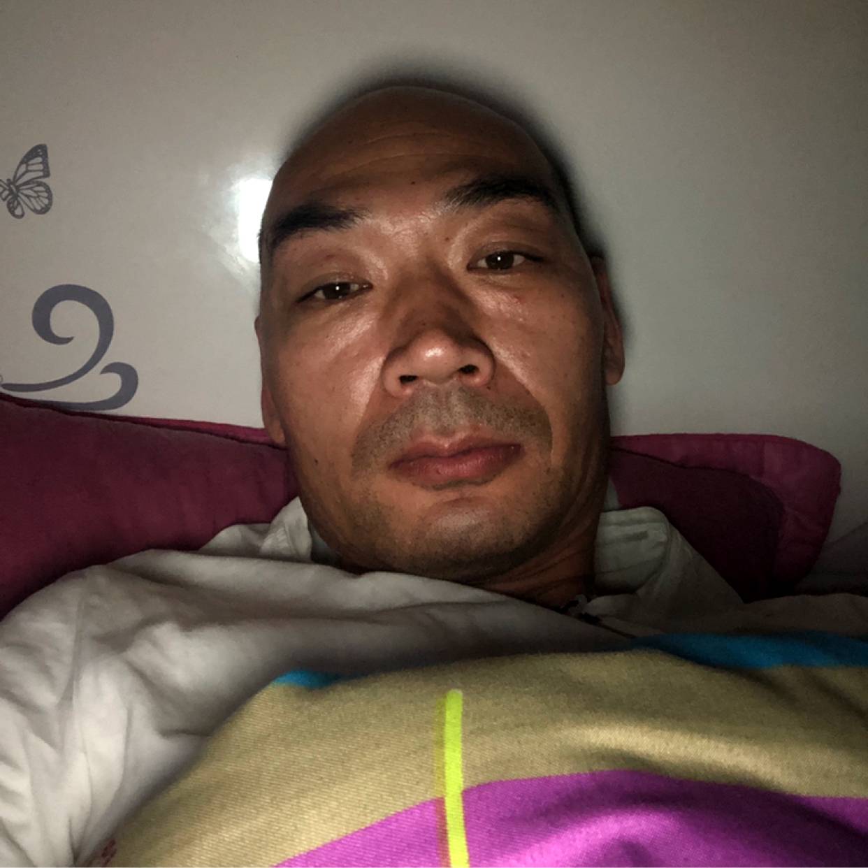 爆米花回首高兴的照片