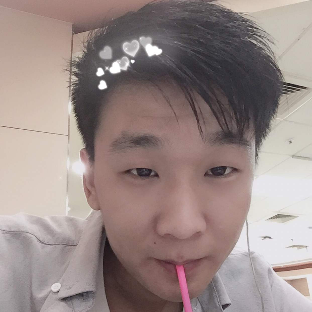 唇彩蹁跹害羞的照片