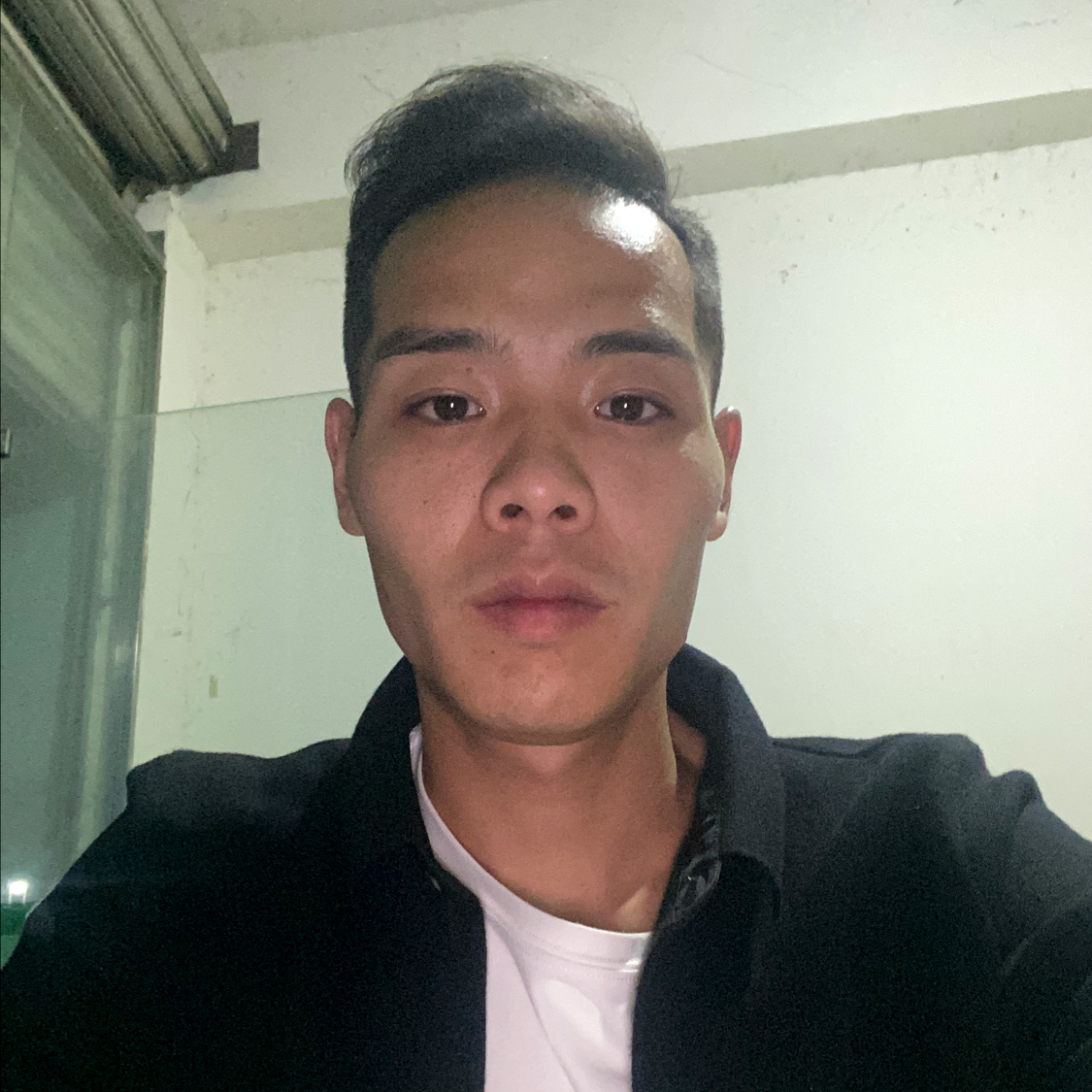 水壶倾心腼腆的照片