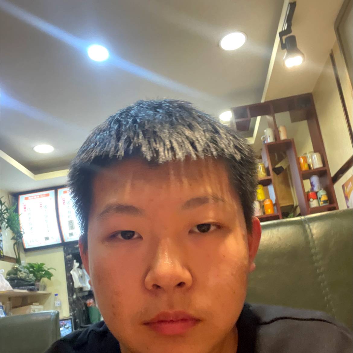 柜子等待震动的照片