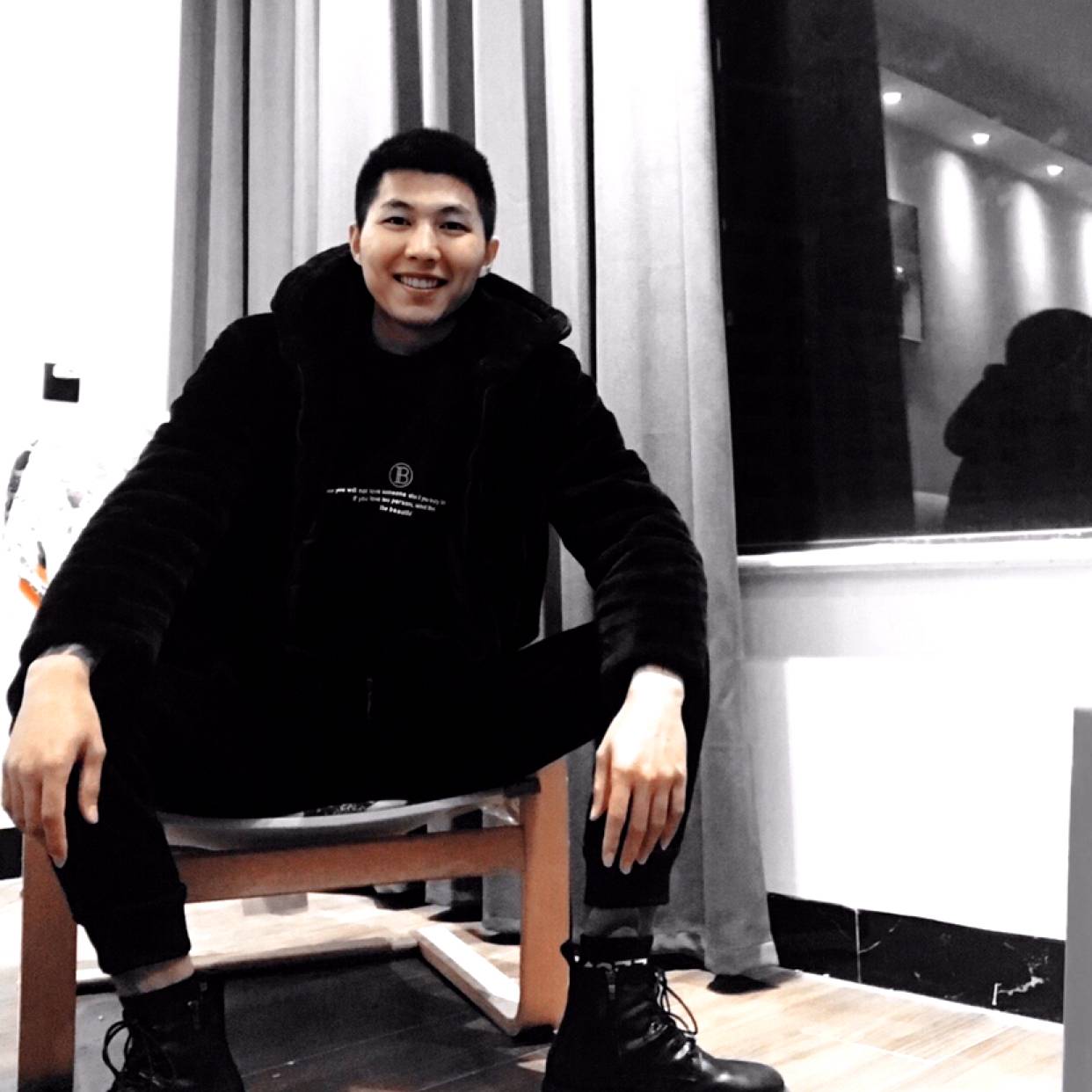 翩飞迎长颈鹿的照片